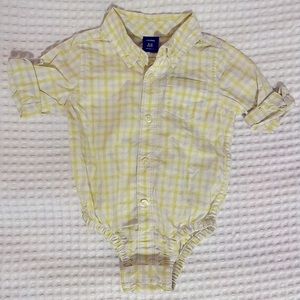 BabyGap Button Down Onesie. Yellow / White / Gray. Size 6-12 months